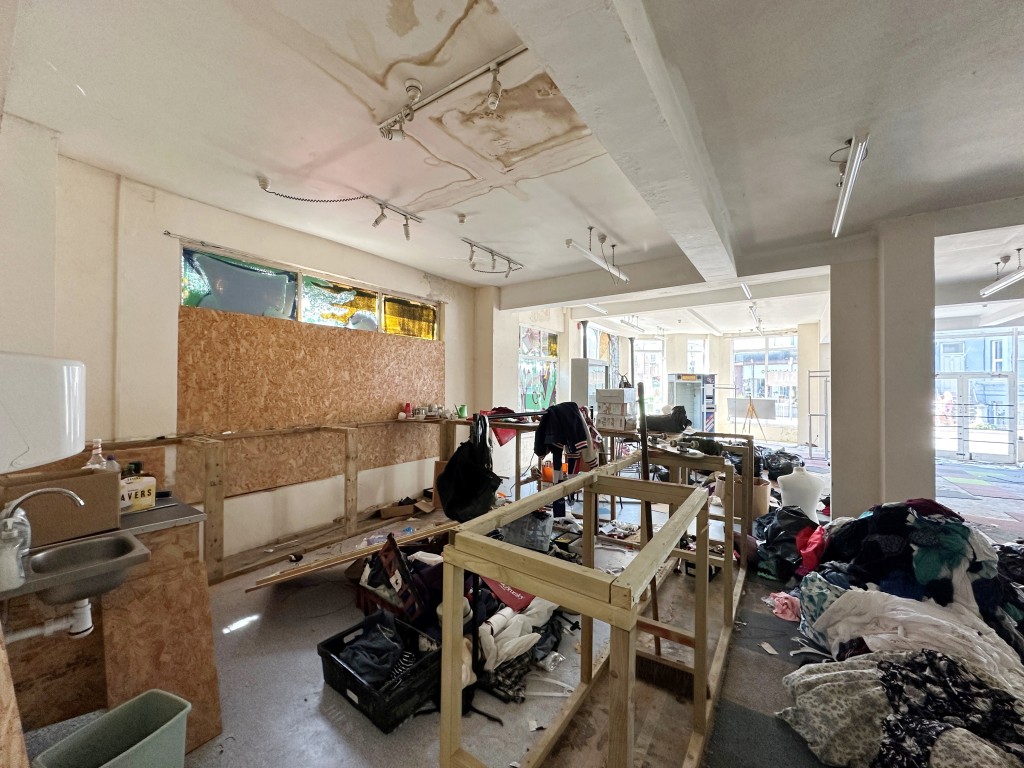 Lot: 57 - COMMERCIAL UNIT WITH LONG LEASE - Retail floor area